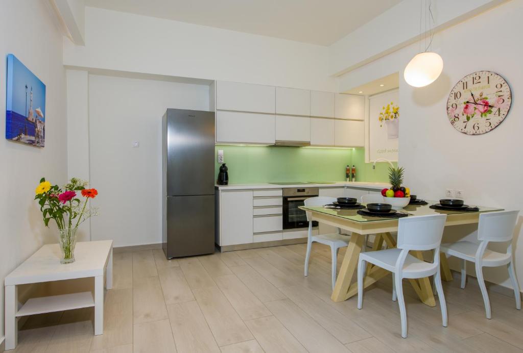 Bright and modern kitchen and dining area in a Belle Verte City apartment in Crete, with a fully equipped layout ideal for self-catering travelers.